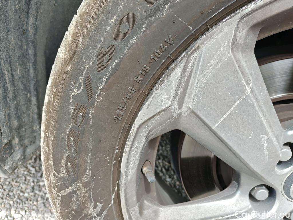  Toyota  RAV4 TOYOTA  / 2018 / 5P / todoterreno 2.5l 220H Advance #25