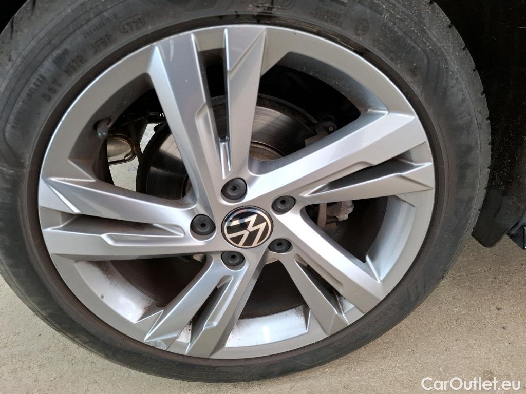  Volkswagen  Golf  VIII Berline R-Line 1st eTSI 1.5 TSI 150CV BVA7 E6d #28