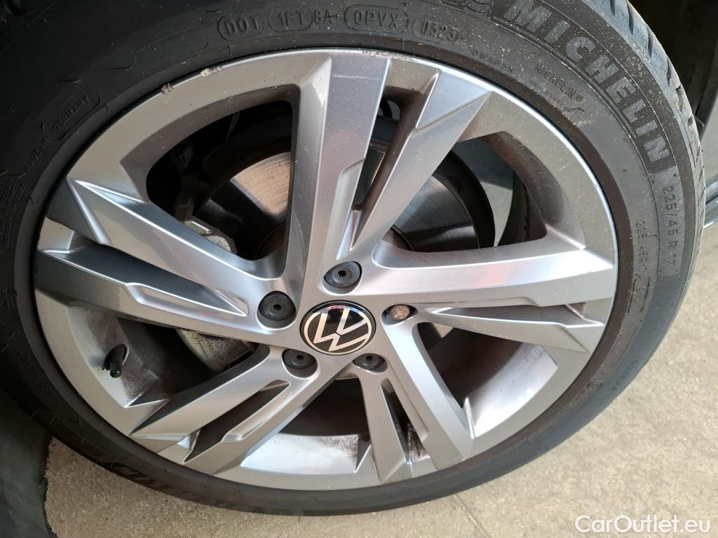  Volkswagen  Golf  VIII Berline R-Line 1st eTSI 1.5 TSI 150CV BVA7 E6d #32