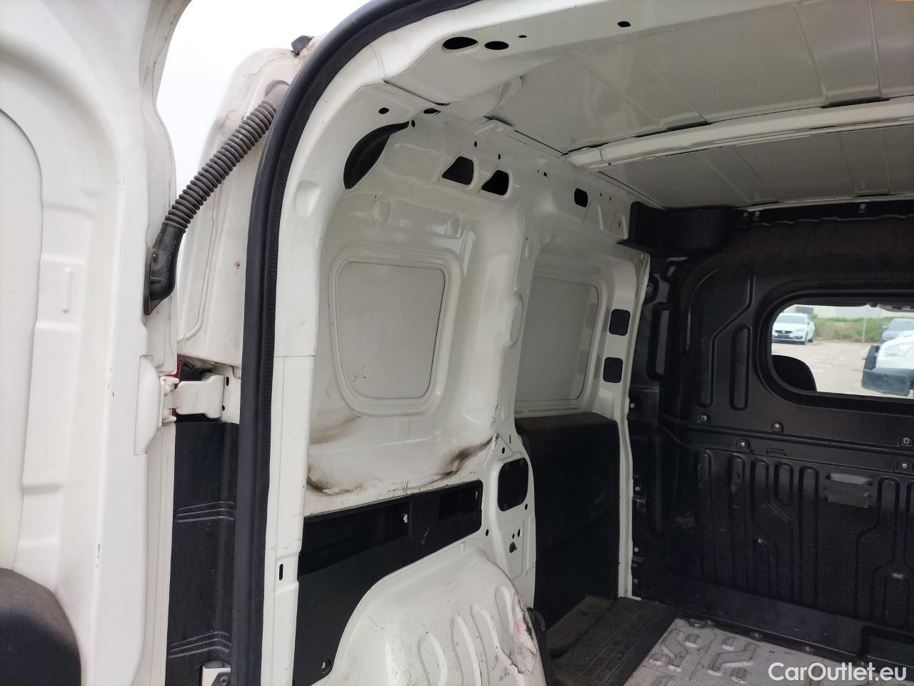  Fiat  Doblo FIAT Doblò Cargo/2015/3P/furgón derivado de turismo Cargo Base 1.3 Multijet 70kW (95CV) #64