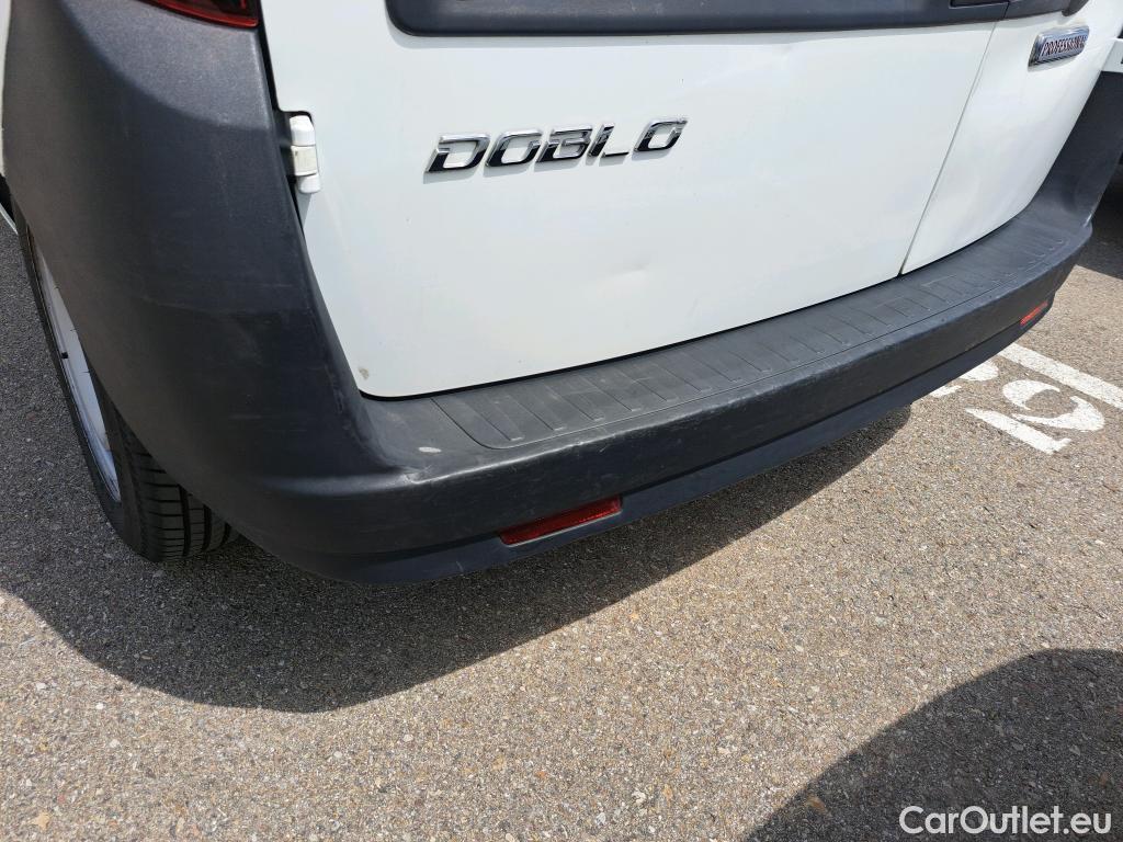  Fiat  Doblo FIAT Doblò Cargo/2015/3P/furgón derivado de turismo Cargo Base 1.3 Multijet 70kW (95CV) #41