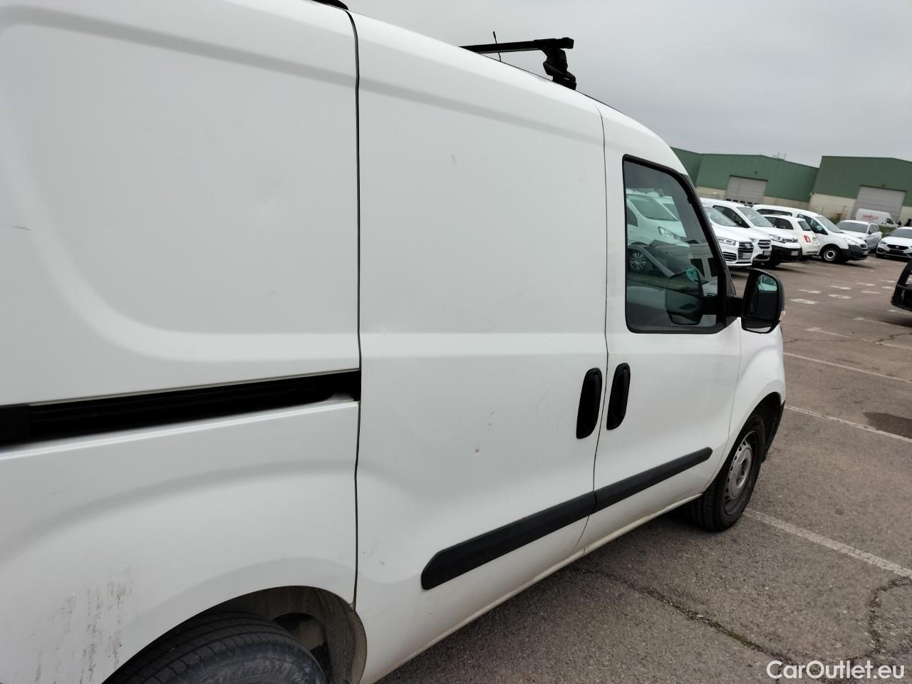  Fiat  Doblo FIAT Doblò Cargo/2015/3P/furgón derivado de turismo Cargo Base 1.3 Multijet 70kW (95CV) #71