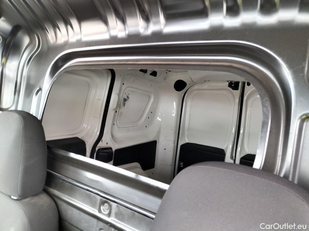  Fiat  Doblo FIAT Doblò Cargo/2015/3P/furgón derivado de turismo Cargo Base 1.3 Multijet 70kW (95CV) #31