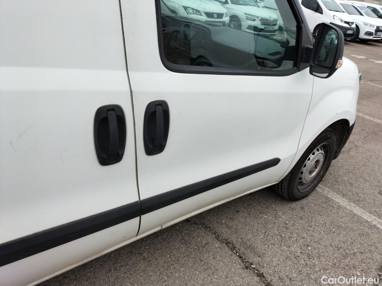  Fiat  Doblo FIAT Doblò Cargo/2015/3P/furgón derivado de turismo Cargo Base 1.3 Multijet 70kW (95CV) #77