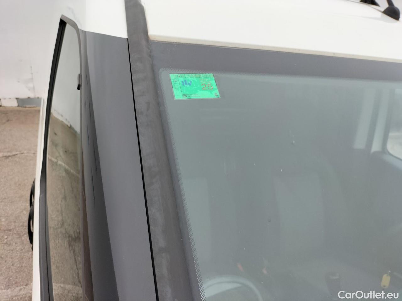  Fiat  Doblo FIAT Doblò Cargo/2015/3P/furgón derivado de turismo Cargo Base 1.3 Multijet 70kW (95CV) #94