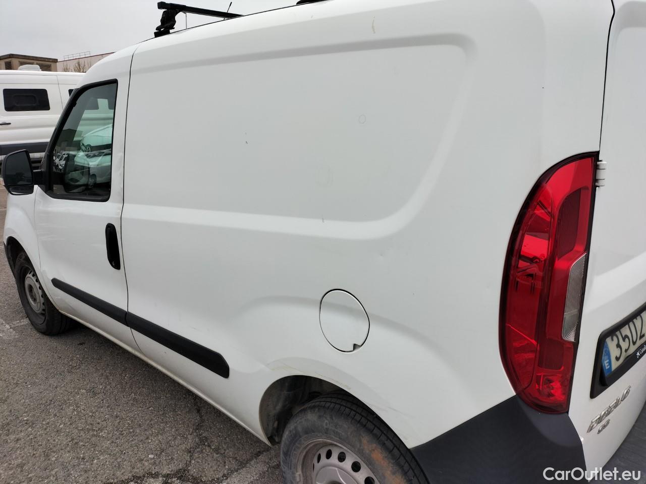  Fiat  Doblo FIAT Doblò Cargo/2015/3P/furgón derivado de turismo Cargo Base 1.3 Multijet 70kW (95CV) #33