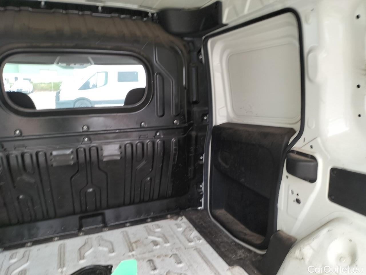  Fiat  Doblo FIAT Doblò Cargo/2015/3P/furgón derivado de turismo Cargo Base 1.3 Multijet 70kW (95CV) #63