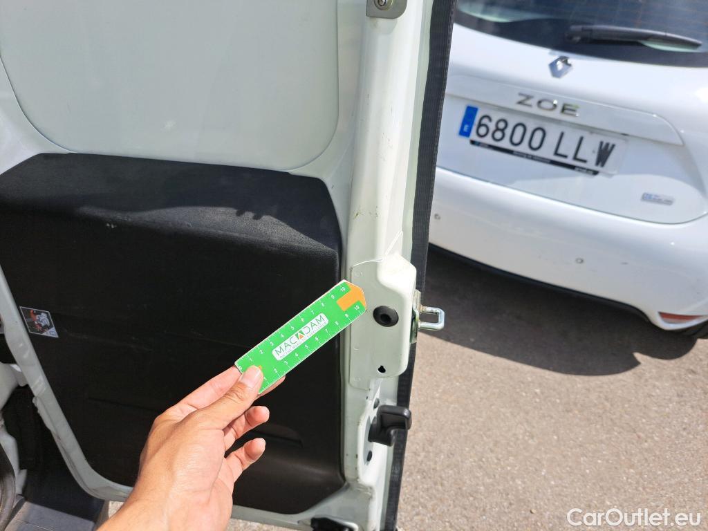 Fiat  Doblo FIAT Doblò Cargo/2015/3P/furgón derivado de turismo Cargo Base 1.3 Multijet 70kW (95CV) #36