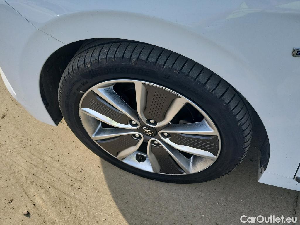  Hyundai   Ioniq HYUNDAI / 2016 / 5P / berlina con portón 1.6 GDI HEV Tecno DCT #9