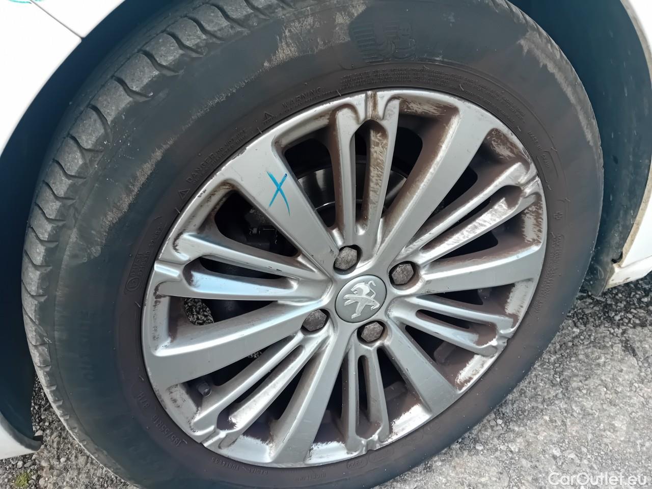  Peugeot  208  Signature 1.5 HDi #17