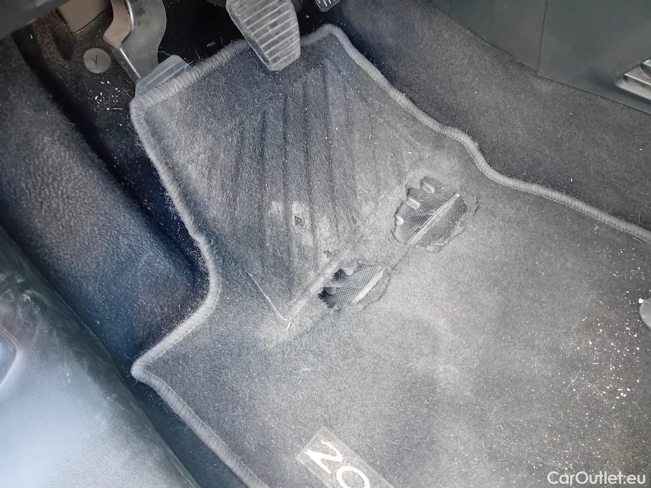  Peugeot  208  Signature 1.5 HDi #1