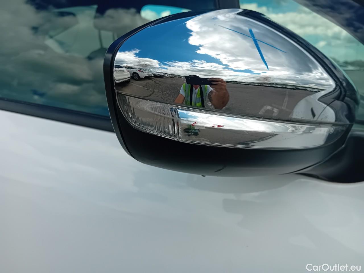  Peugeot  208  Signature 1.5 HDi #40