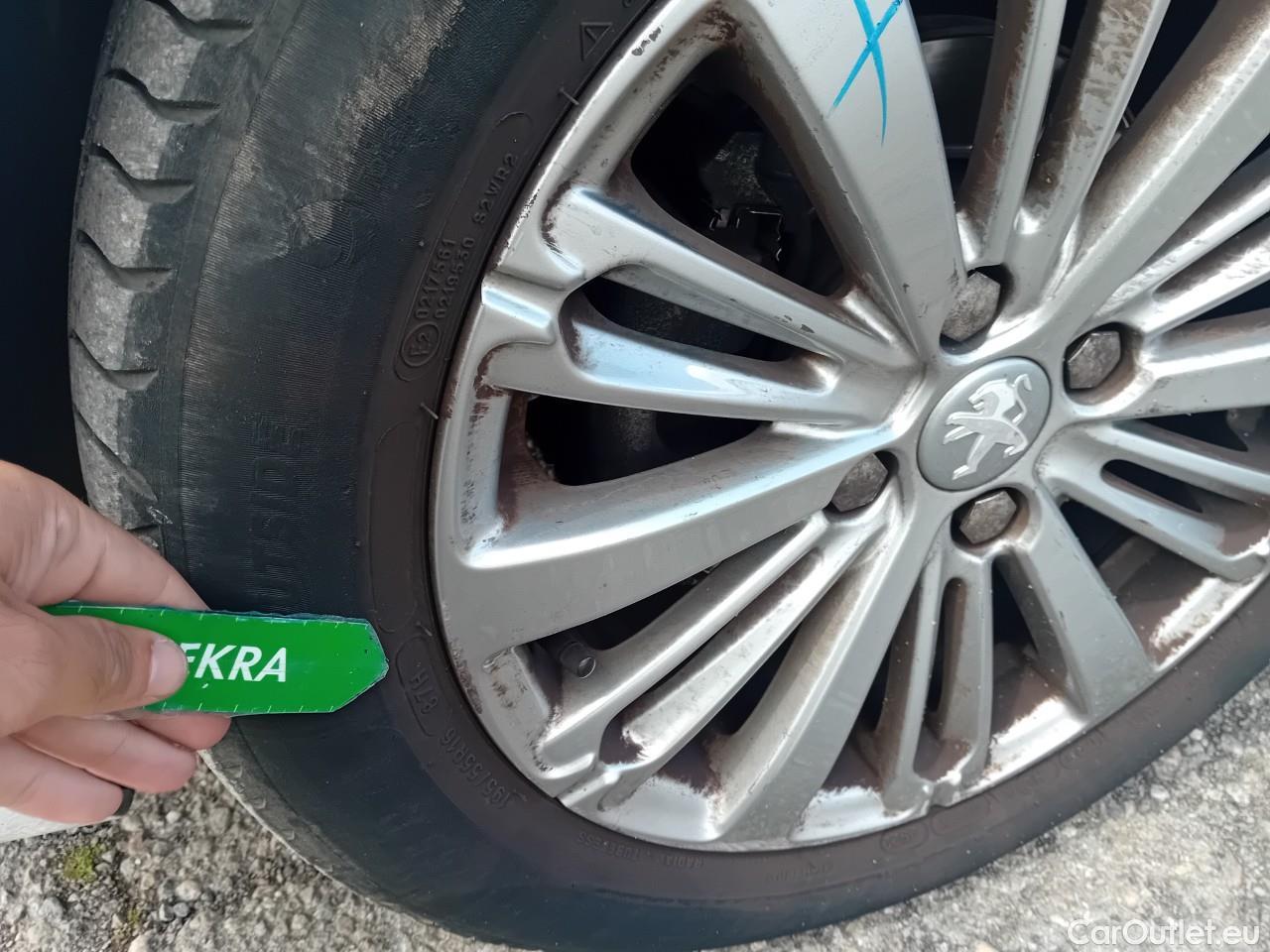  Peugeot  208  Signature 1.5 HDi #16