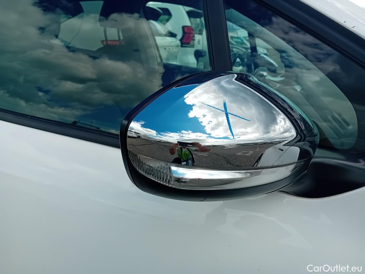  Peugeot  208  Signature 1.5 HDi #38