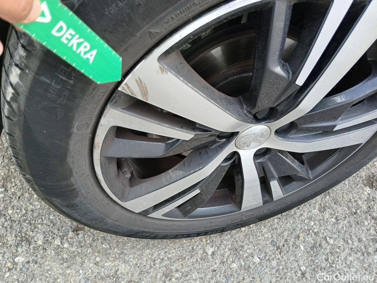  Peugeot  5008  Allure 1.2 PureTech 130CV AT8 7 Plazas E6d #46