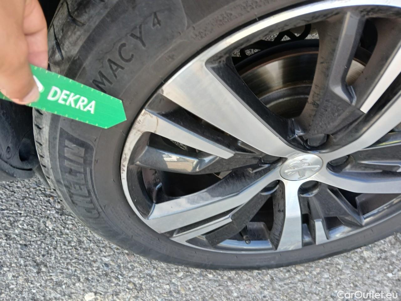  Peugeot  5008  Allure 1.2 PureTech 130CV AT8 7 Plazas E6d #35