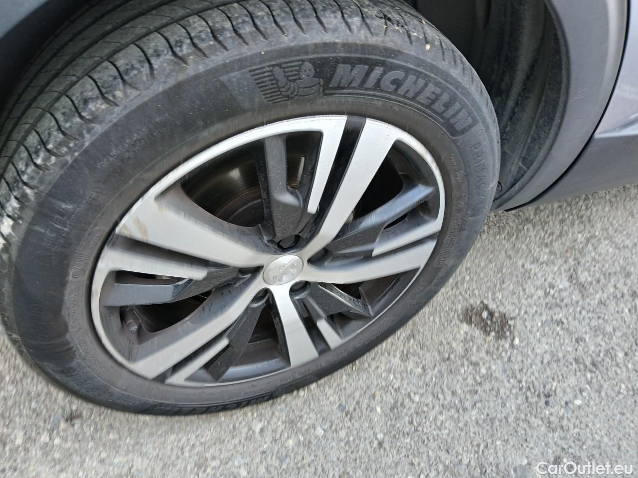  Peugeot  5008  Allure 1.2 PureTech 130CV AT8 7 Plazas E6d #47