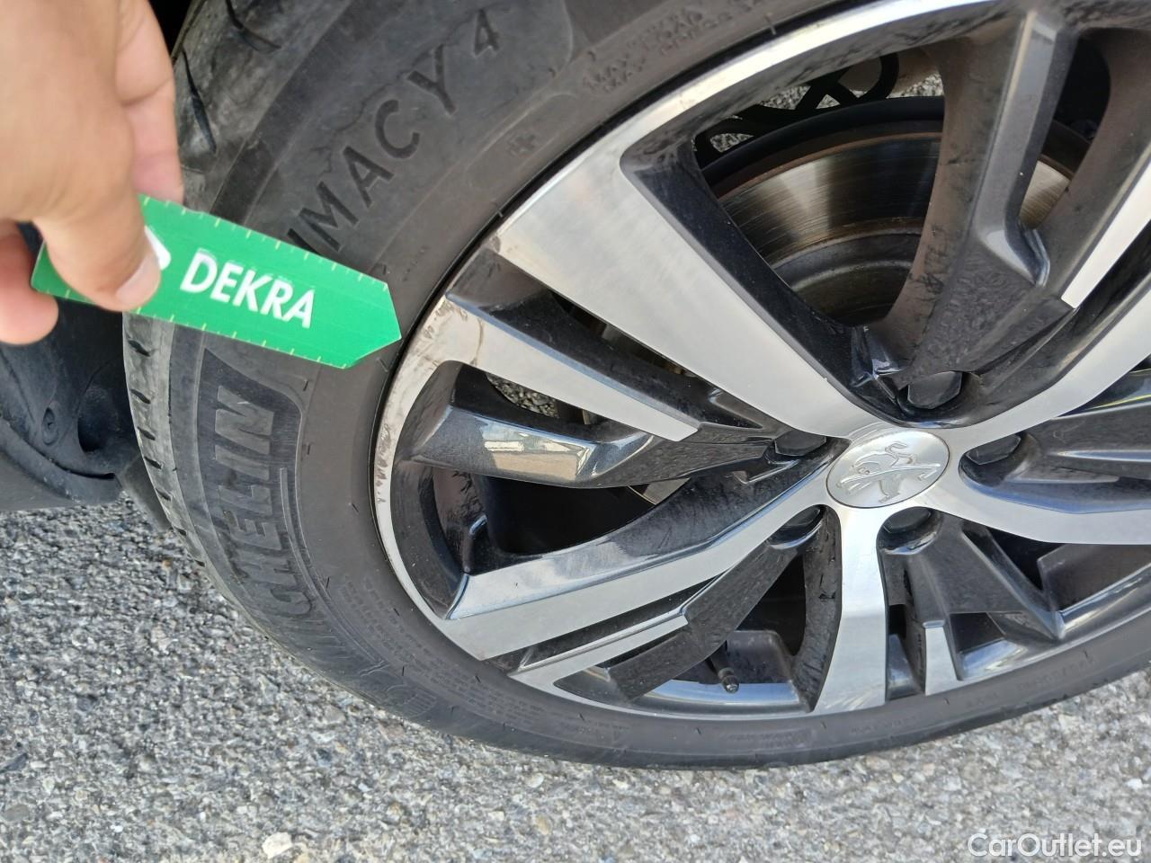  Peugeot  5008  Allure 1.2 PureTech 130CV AT8 7 Plazas E6d #34