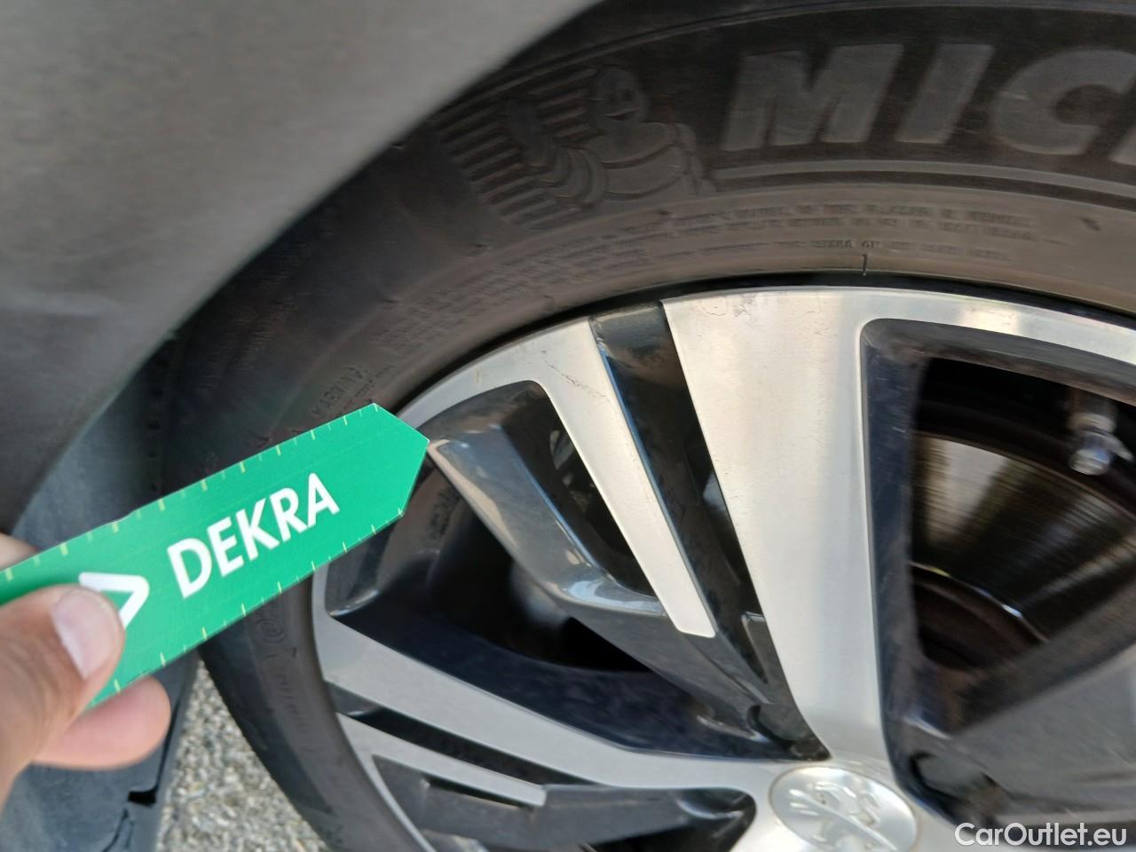  Peugeot  5008  Allure 1.2 PureTech 130CV AT8 7 Plazas E6d #26