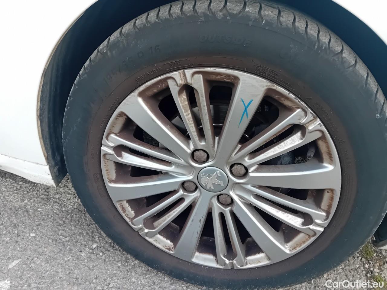  Peugeot  208  Signature 1.5 HDi #43