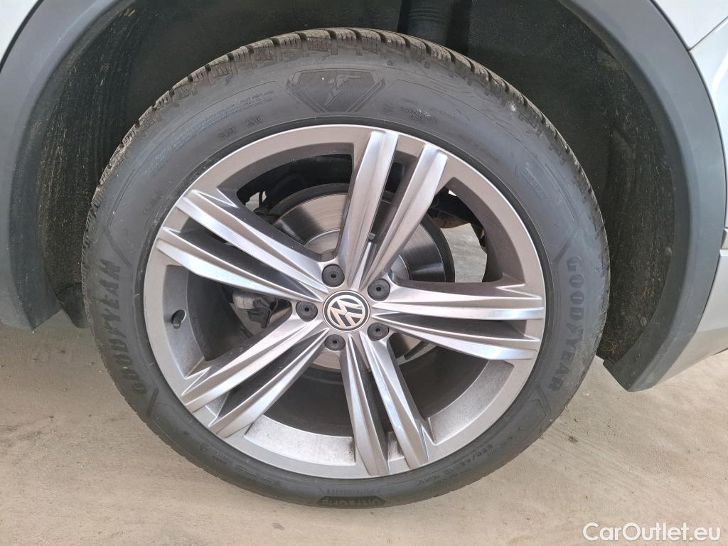  Volkswagen  Tiguan VOLKSWAGEN  / 2016 / 5P / SUV 2.0 TDI 150 DSG7 Carat #18
