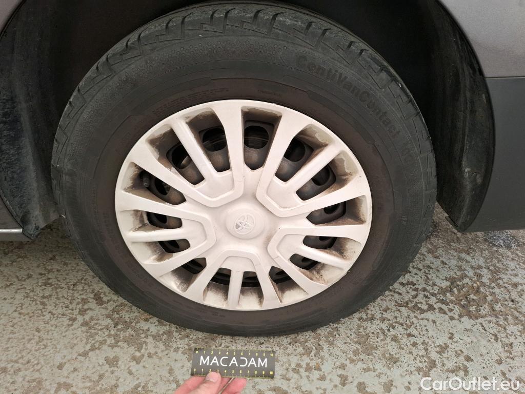  Toyota  Proace TOYOTA  4p Combi 1.5 D LONG 120 D-4D DYNAMIC #35