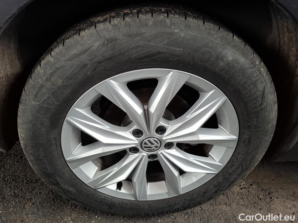  Volkswagen  Tiguan VOLKSWAGEN  / 2016 / 5P / SUV 1.5 TSI 150 EVO DSG7 Carat #13