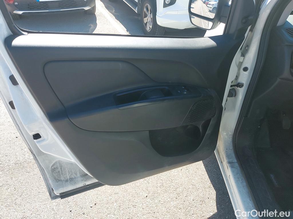  Fiat  Doblo FIAT Doblò Cargo/2015/3P/furgón derivado de turismo Cargo Base 1.3 Multijet 70kW (95CV) #26