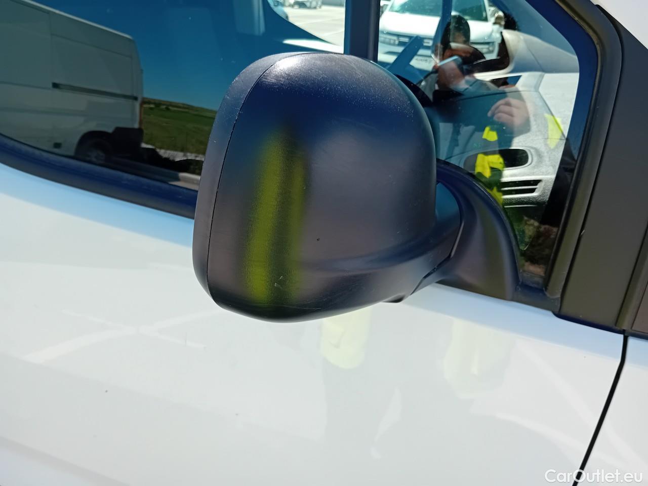  Peugeot  Partner PEUGEOT  / 2018 / 3P / furgón derivado de turismo Pro Standard 600kg BlueHDi 73kW #16
