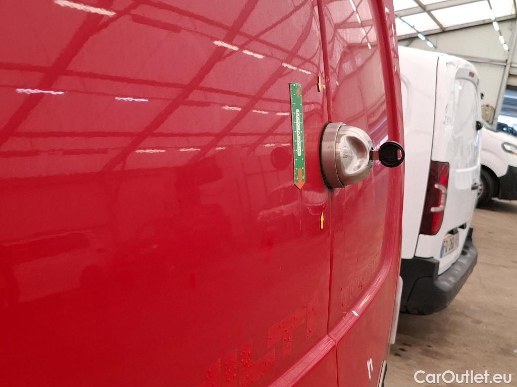 Citroen  Berlingo CITROEN  / 2018 / 4P / Fourgonnette M 650kg BlueHDi 130 S&S EAT8 Driver #4