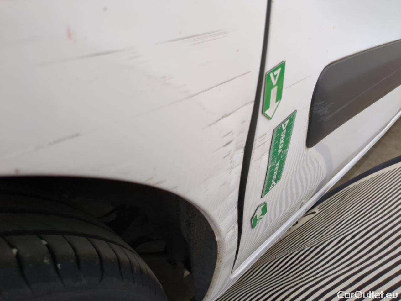  Citroen  Berlingo  Fourgon Club L1 (Court) 1.6 BlueHDi 75CV BVM5 E6 / FREINS HS + FUITE D'HUILE
 #49