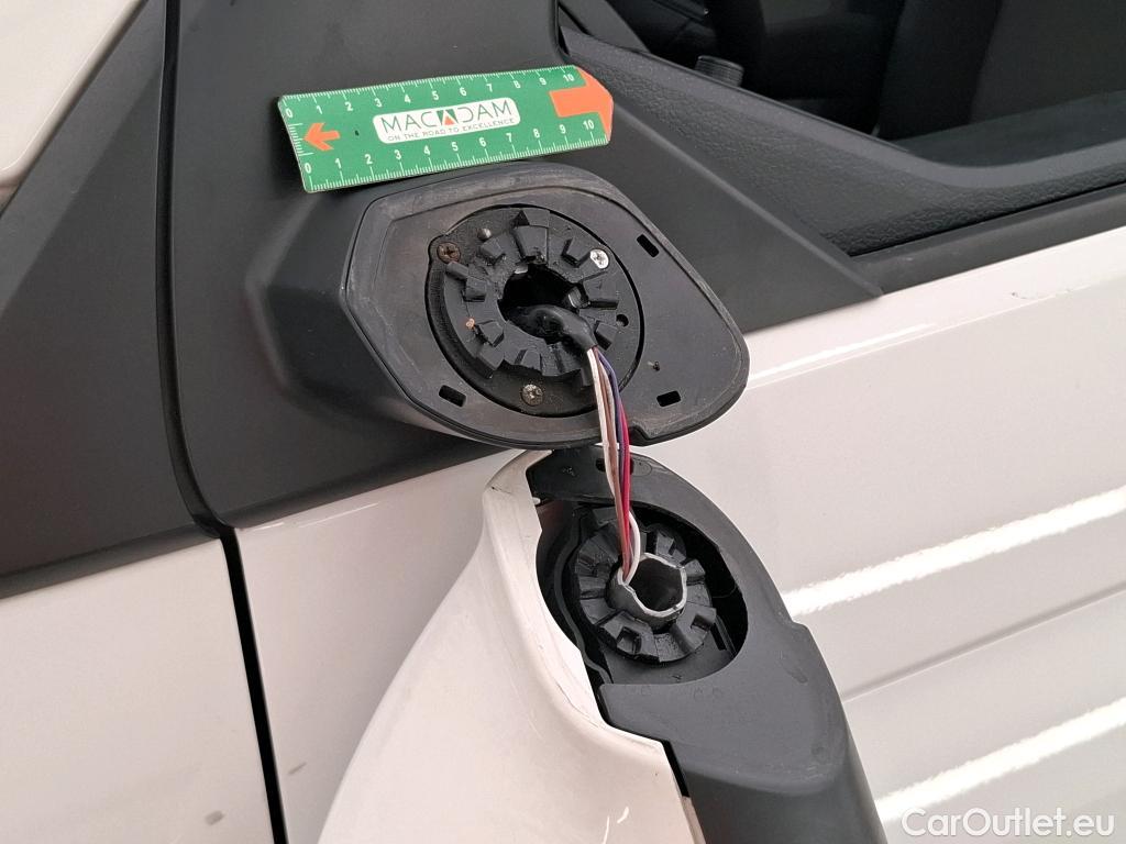  Volkswagen  Transporter T6  Fourgon 2.0 TDI 150CV BVM6 E6 / Défaillance sur le système de navigation gps 
 #22