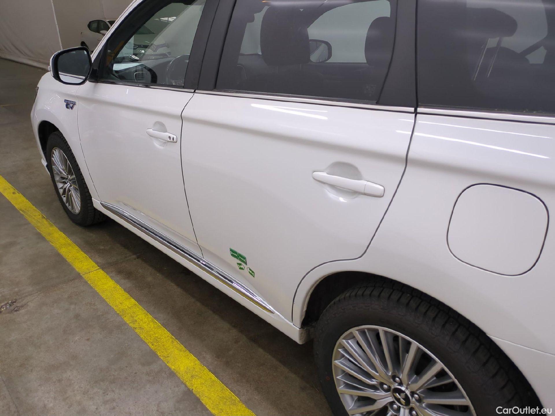  Mitsubishi  Outlander MITSUBISHI  PHEV / 2018 / 5P / SUV Phev Twin Motor 4WD Instyle MY20 #16