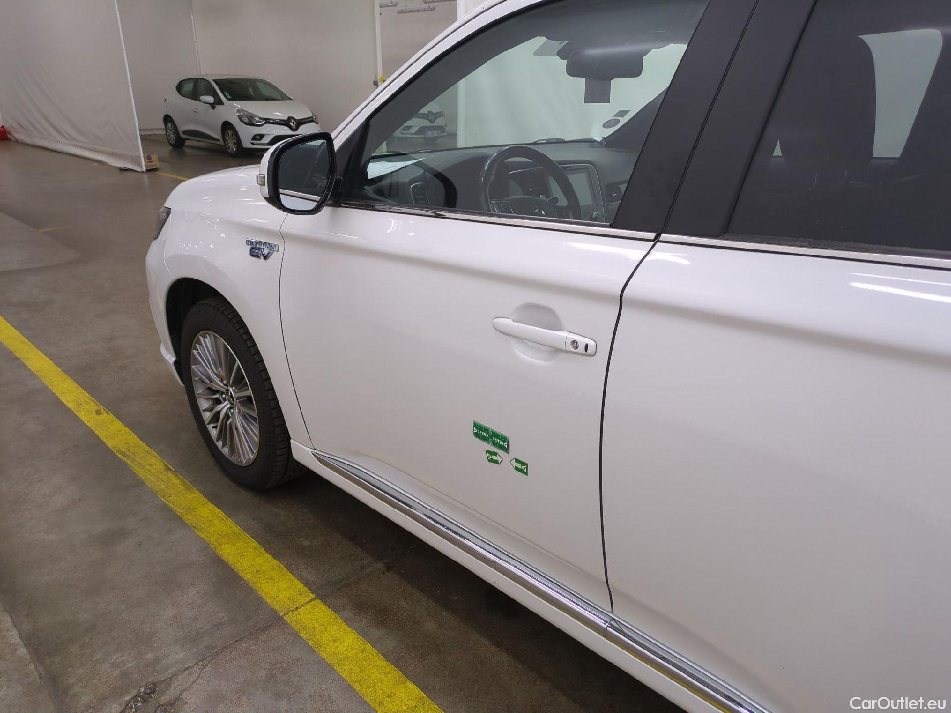  Mitsubishi  Outlander MITSUBISHI  PHEV / 2018 / 5P / SUV Phev Twin Motor 4WD Instyle MY20 #14