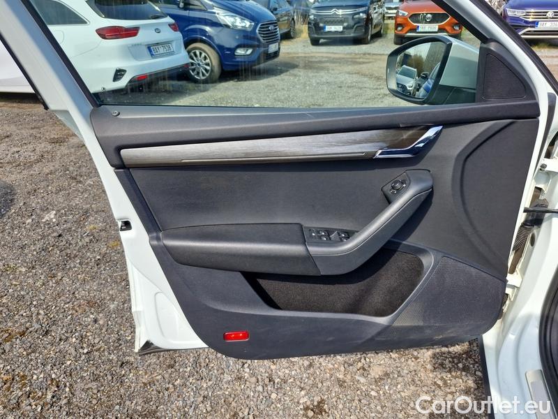  Skoda  Octavia  Combi  (5E5)(03.2017->) OctCom 2.0TSI 140 Scout 4x4 AT #32