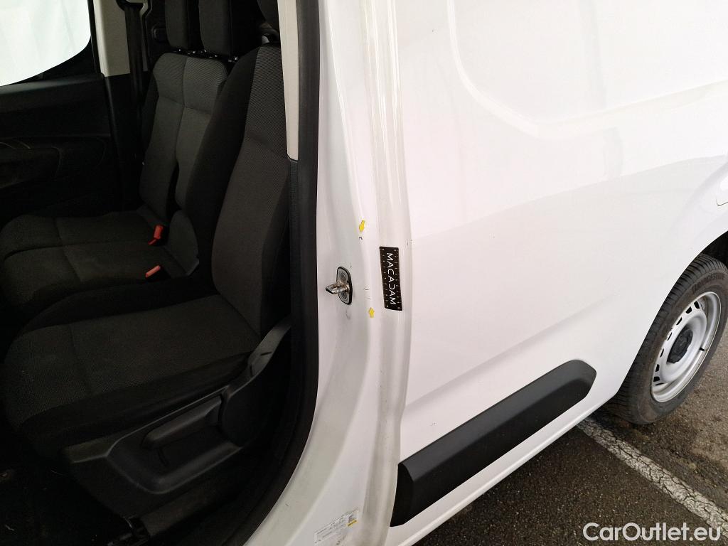  Opel  Combo OPEL  / 2018 / 4P / Fourgonnette 1.5 diesel 100chL1H1/stand CARGO PACK C #37