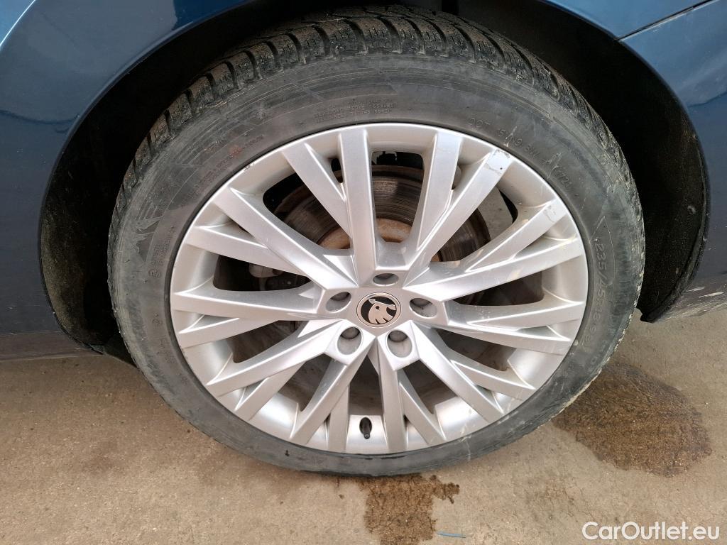  Skoda  Superb SKODA  Combi / 2019 / 5P / Break 1.4 TSI PHEV 218ch DSG6 Laurin & Klement #2