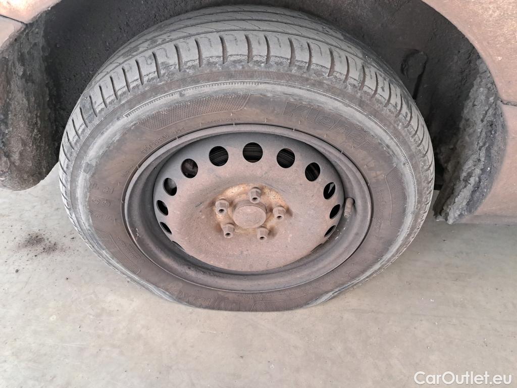  Renault  Kangoo  Express VU 4p Fourgonnette Cab Appro Confort dCi 90 / POUSSIERE DE FER / NETTOYAGE OU PEINTURE COMPLETE #124