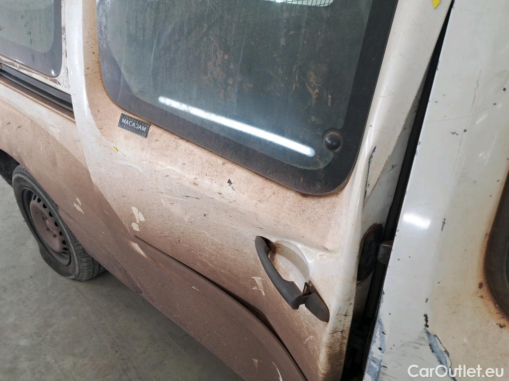  Renault  Kangoo  Express VU 4p Fourgonnette Cab Appro Confort dCi 90 / POUSSIERE DE FER / NETTOYAGE OU PEINTURE COMPLETE #13