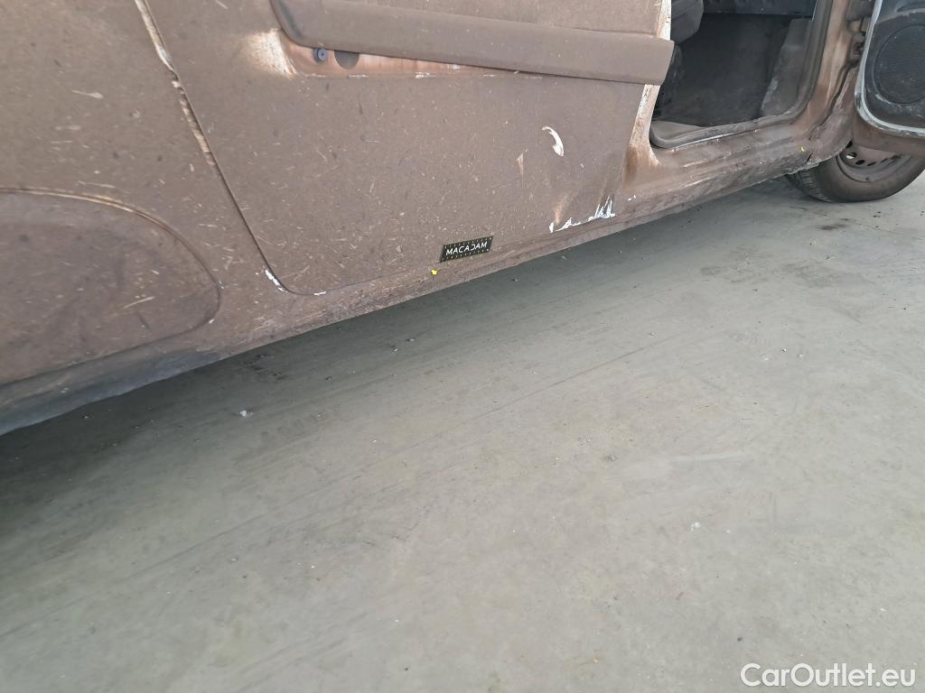  Renault  Kangoo  Express VU 4p Fourgonnette Cab Appro Confort dCi 90 / POUSSIERE DE FER / NETTOYAGE OU PEINTURE COMPLETE #6
