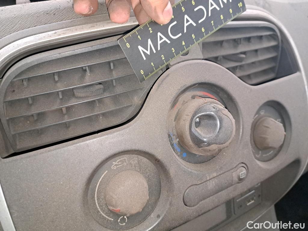  Renault  Kangoo  Express VU 4p Fourgonnette Cab Appro Confort dCi 90 / POUSSIERE DE FER / NETTOYAGE OU PEINTURE COMPLETE #76