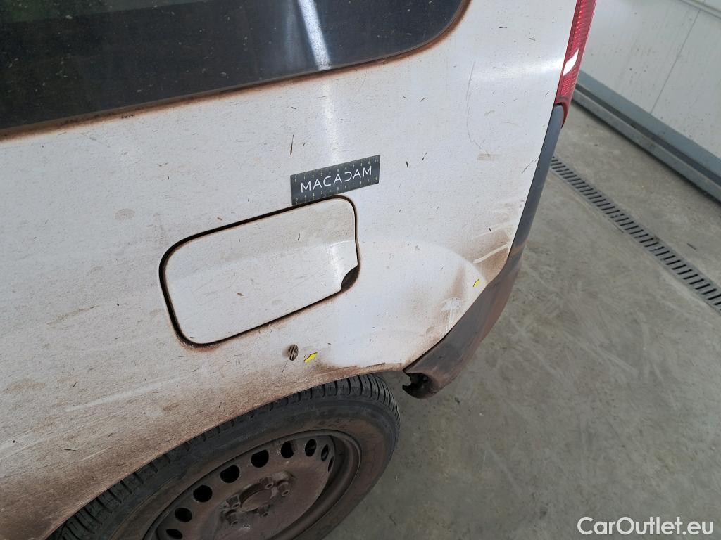  Renault  Kangoo  Express VU 4p Fourgonnette Cab Appro Confort dCi 90 / POUSSIERE DE FER / NETTOYAGE OU PEINTURE COMPLETE #25