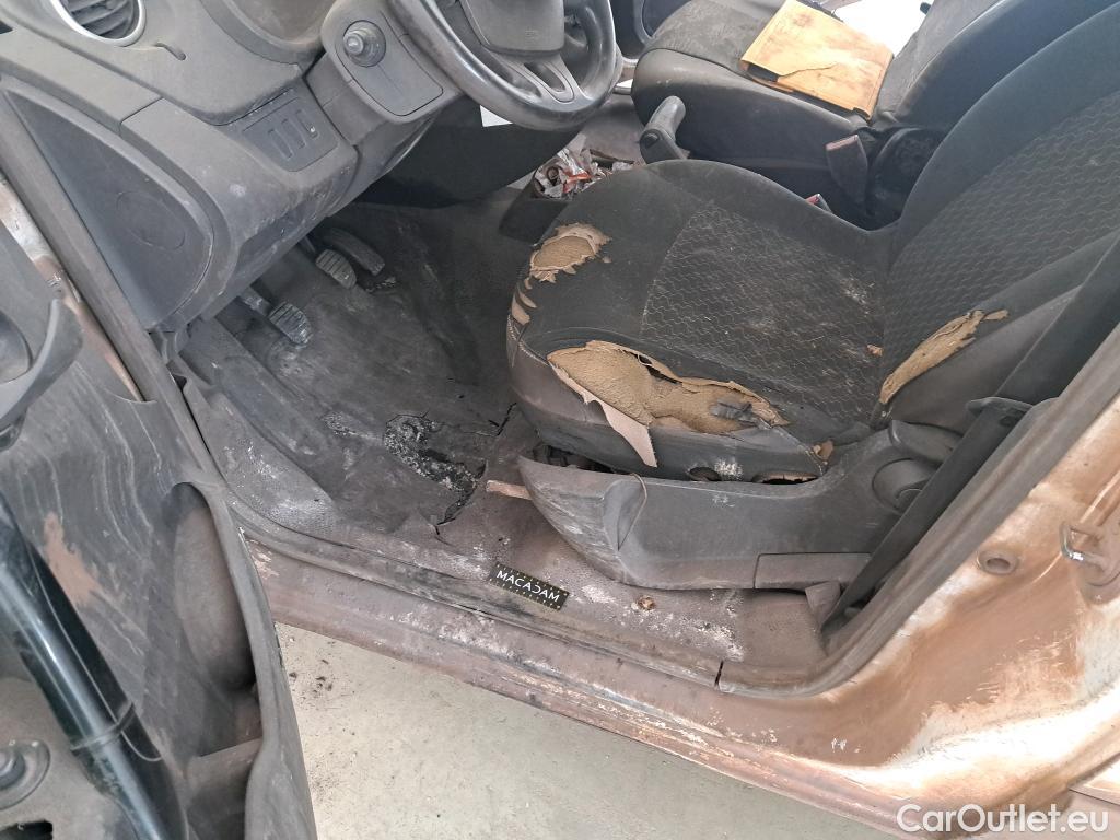 Renault  Kangoo  Express VU 4p Fourgonnette Cab Appro Confort dCi 90 / POUSSIERE DE FER / NETTOYAGE OU PEINTURE COMPLETE #80