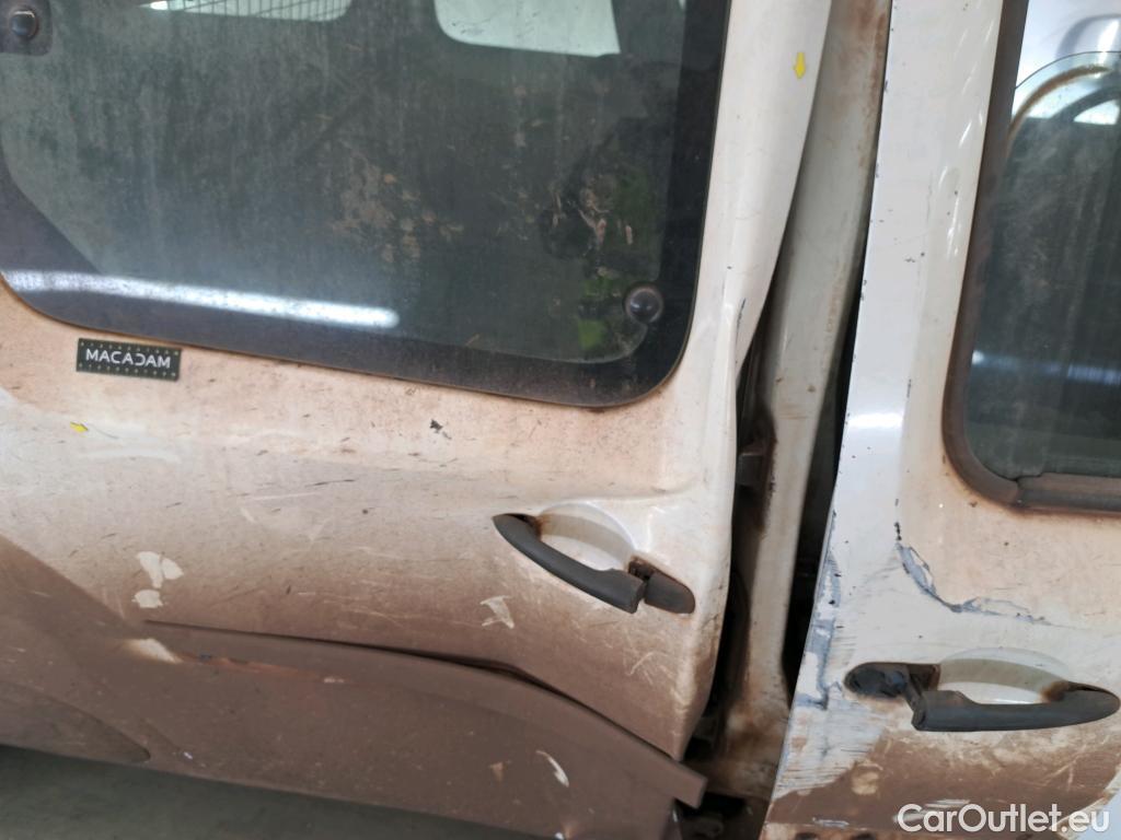  Renault  Kangoo  Express VU 4p Fourgonnette Cab Appro Confort dCi 90 / POUSSIERE DE FER / NETTOYAGE OU PEINTURE COMPLETE #12