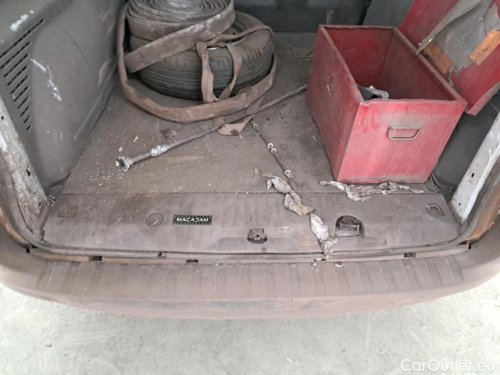  Renault  Kangoo  Express VU 4p Fourgonnette Cab Appro Confort dCi 90 / POUSSIERE DE FER / NETTOYAGE OU PEINTURE COMPLETE #78