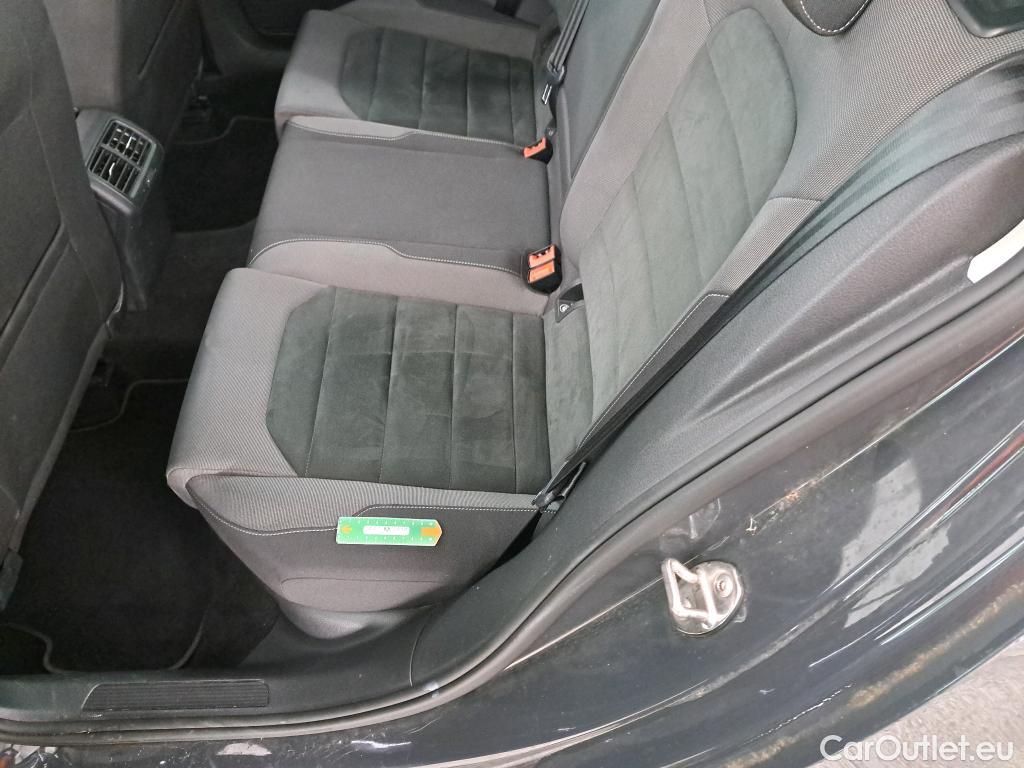  Volkswagen  Golf  VOLKSWAGEN SW / 2017 / 5P / Break 1.5 TSI EVO 150 DSG7 Carat / VO RECONDITIONNE - PHOTOS AVANT RECONDITIONNEMENT #6