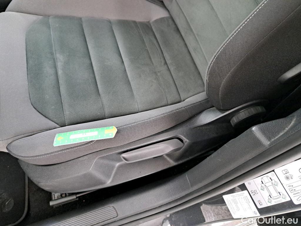  Volkswagen  Golf  VOLKSWAGEN SW / 2017 / 5P / Break 1.5 TSI EVO 150 DSG7 Carat / VO RECONDITIONNE - PHOTOS AVANT RECONDITIONNEMENT #4