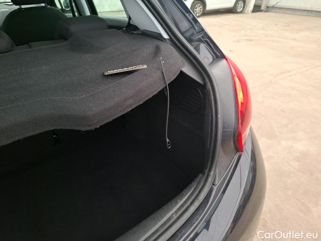  Peugeot  208 PEUGEOT  / 2015 / 5P / Berline Puretech 82 Allure #21