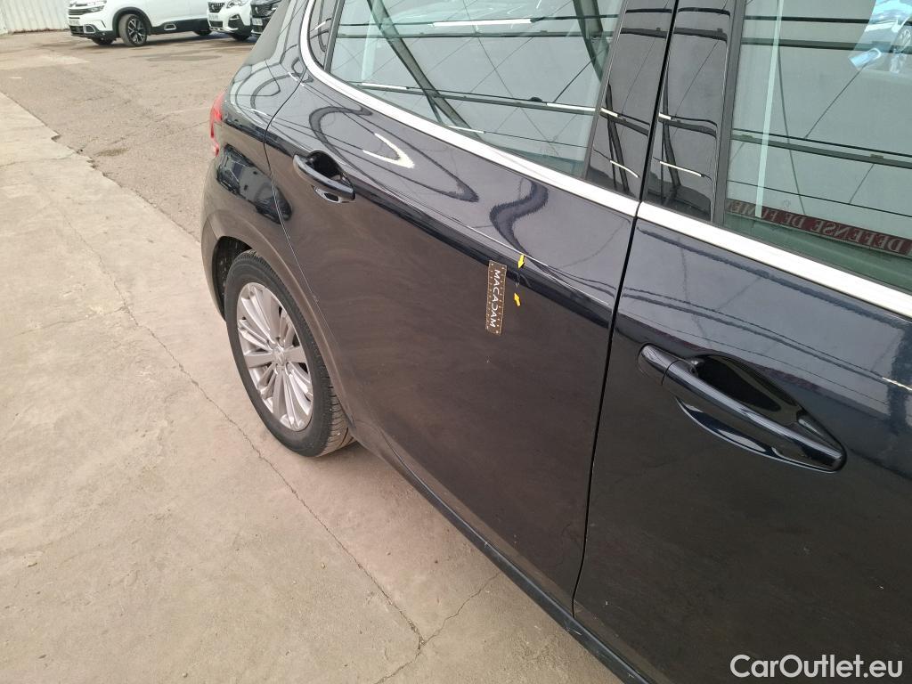  Peugeot  208 PEUGEOT  / 2015 / 5P / Berline Puretech 82 Allure #12