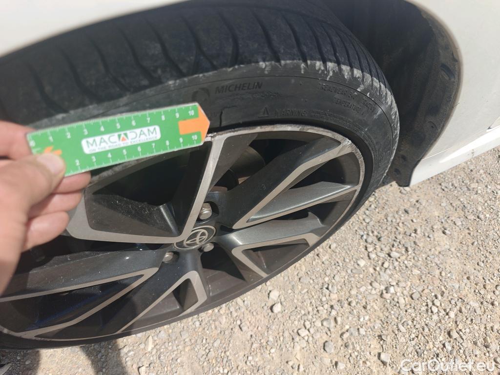  Toyota  Corolla TOYOTA  / 2019 / 4P / sedán 1.8 125H ADVANCE E-CVT SEDAN #15